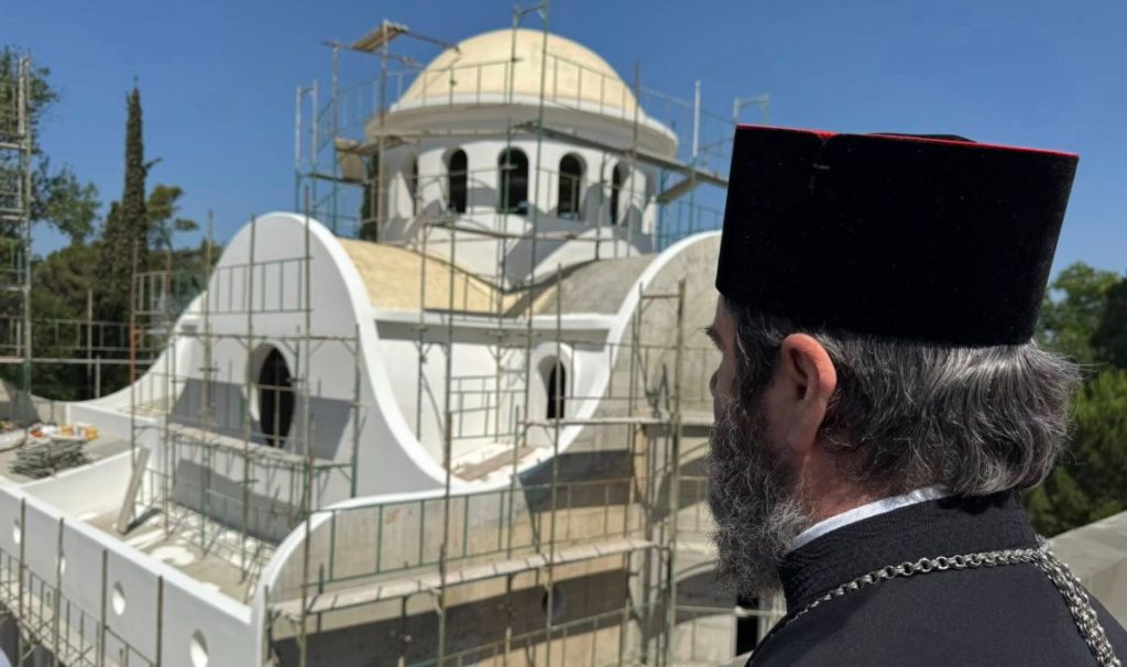 Kryepiskopi Joan në Kishën e Shën Prokopit,  në kodrat e liqenit të Tiranës