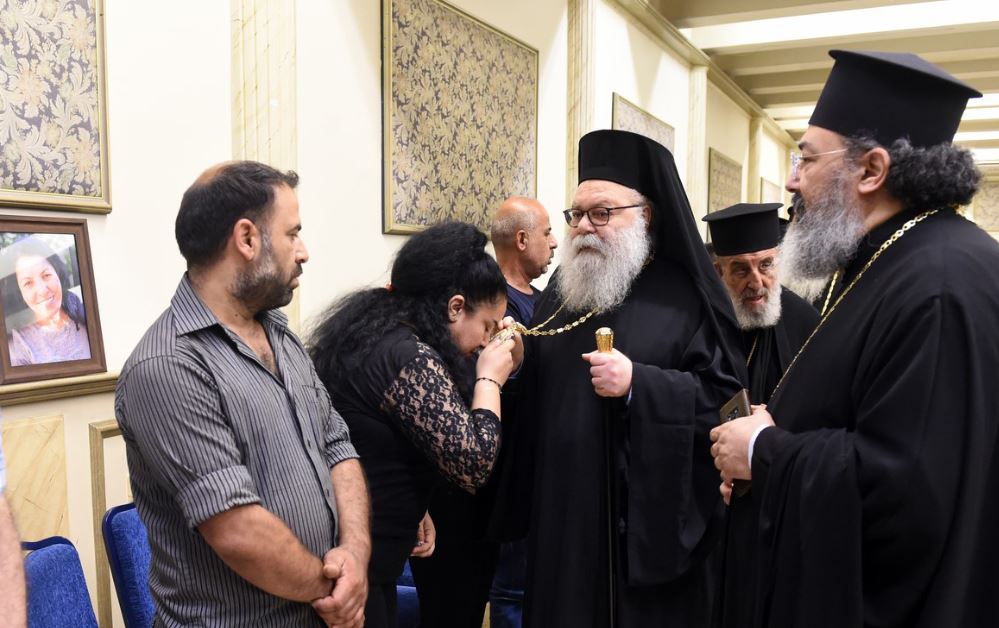 البطريرك يوحنا العاشر يتقبل التعازي مع أهالي شهداء كنيسة مار الياس دويلعة