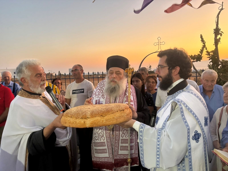 Ο Μητροπολίτης Παροναξίας στο πανηγυρίζον παρεκκλήσι της Αγίας Παρασκευής Καστρακίου