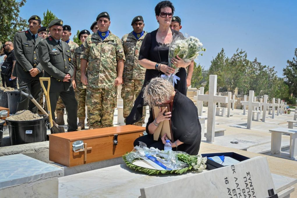 Λευκωσία: Τελετή επαναπατρισμού και ταφής των οστών 16 Ελλαδιτών πεσόντων οπλιτών της ΕΛΔΥΚ