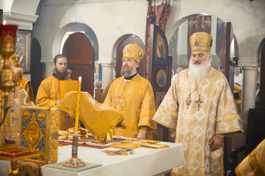 ვოსკრესენსკის მიტროპოლიტმა გრიგოლმა დიდმოწამე და ძლევაშემოსილი გიორგის სახელობის ქართულ ტაძარში მცირე კურთხევის წეს-განგება აღასრულა