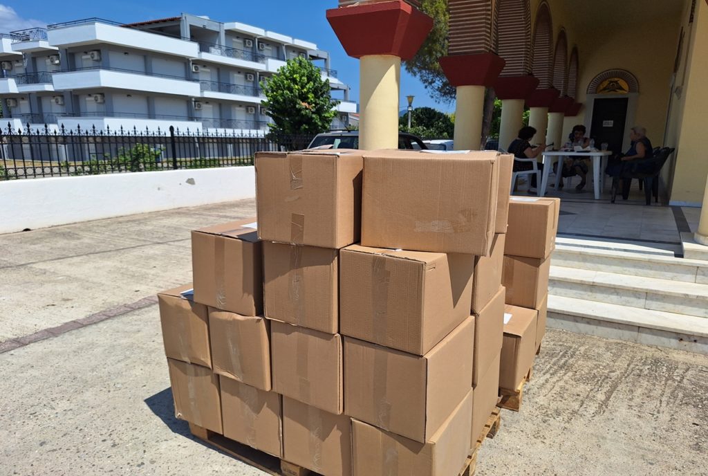 Διανομή δεμάτων και τροφίμων από την Μητρόπολη Μαρωνείας και Κομοτηνής