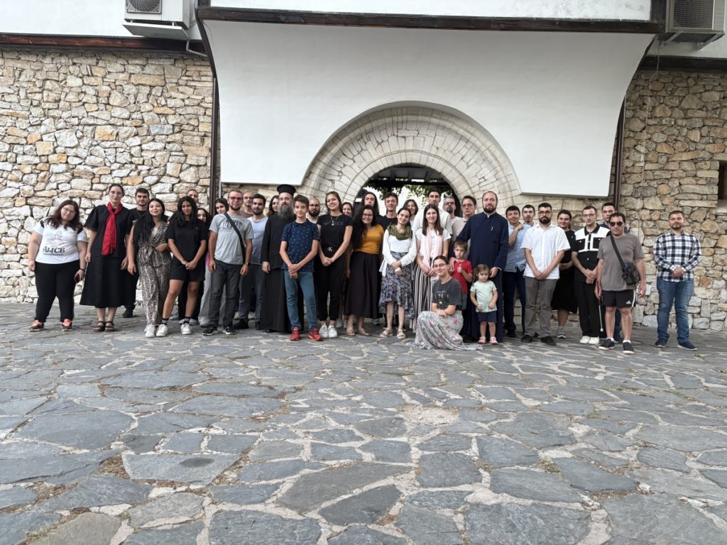 “Да се отзовеш на Христовия призив” – младежи се събраха на православен лагер в епархийския манастир “Св. Св. Кирик и Юлита” край Горни Воден