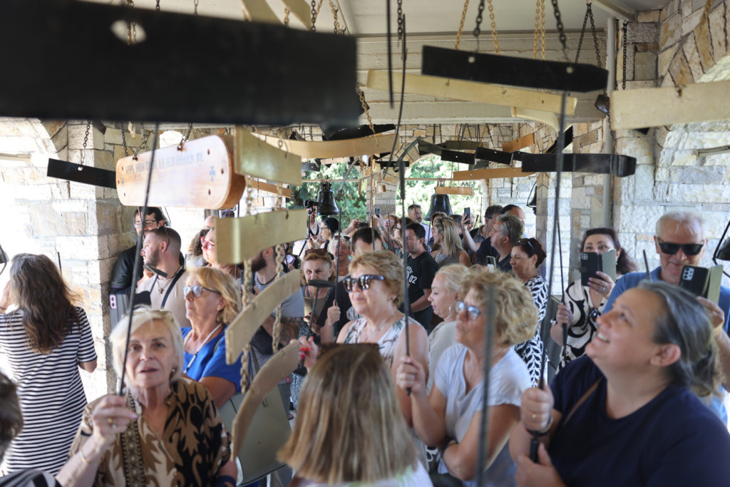 Πλήθη πιστών στην Ιερά Μονή Αγίων Αυγουστίνου Ιππώνος και Σεραφείμ του Σαρώφ στο Τρίκορφο