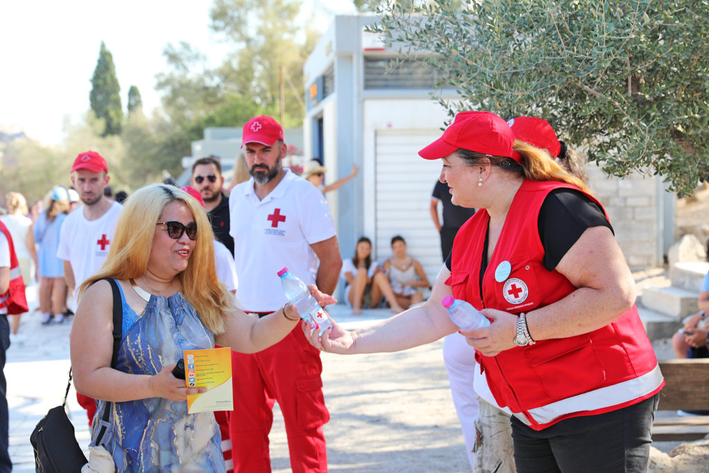 Ο Ελληνικός Ερυθρός Σταυρός θα υλοποιήσει έκτακτη δράση υποστήριξης των επισκεπτών της Ακρόπολης λόγω καύσωνα