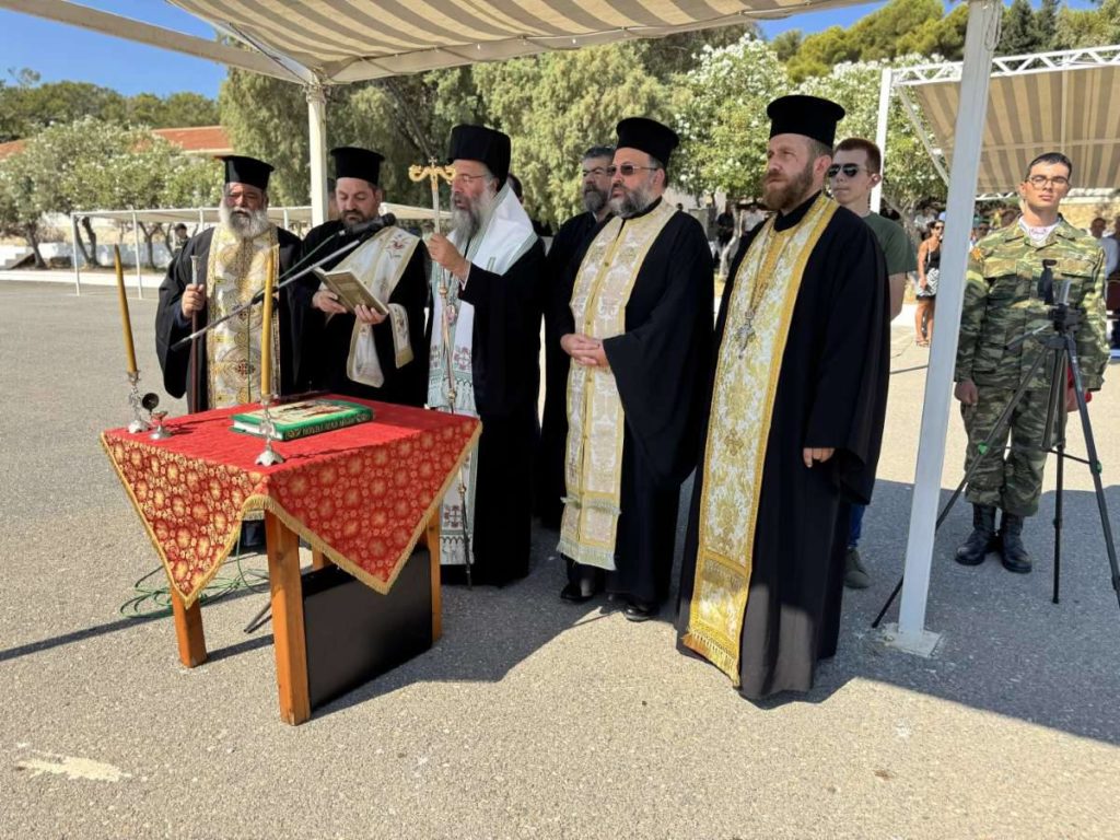 Ο Μητροπολίτης Ρεθύμνης στην αλλαγή διοίκησης στο 547 Αερομεταφερόμενο Τάγμα Πεζικού στο Ρέθυμνο