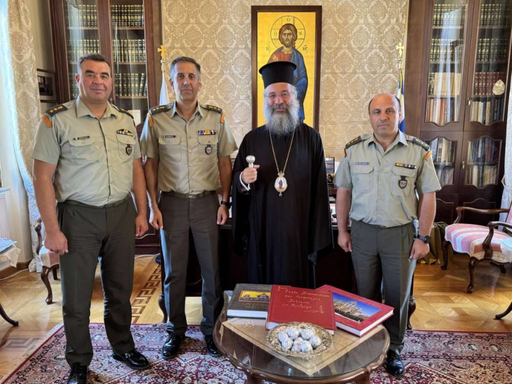 Οι νέοι διοικητές των στρατοπέδων του Ρεθύμνου στον Μητροπολίτη Ρεθύμνης