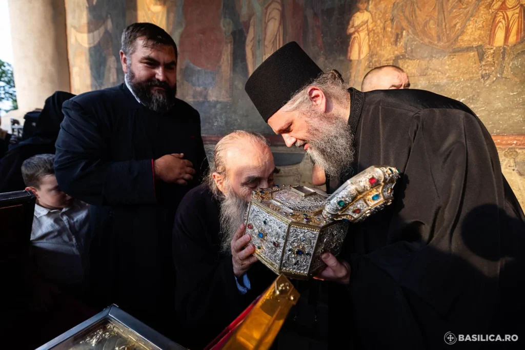 Ce spun românii care s-au închinat la moaștele Sf. Ioan Gură de Aur: „Mama zice că sfântul vorbește cu Dumnezeu despre noi”