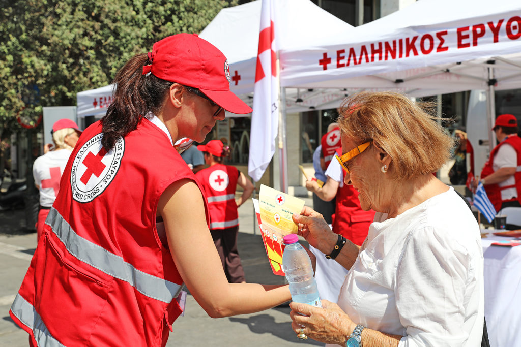 Ο Ελληνικός Ερυθρός Σταυρός υλοποίησε έκτακτη δράση υποστήριξης ευάλωτων κοινωνικών ομάδων εξαιτίας των υψηλών θερμοκρασιών