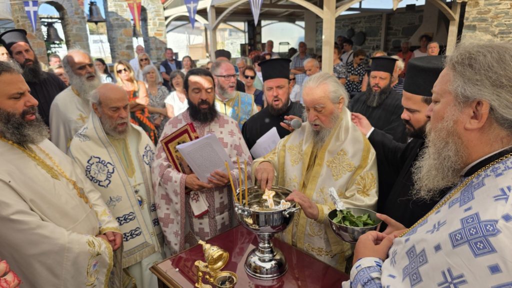 Θυρανοίξια Ιερού Παρεκκλησίου από τον Μητροπολίτη Καρυστίας Σεραφείμ