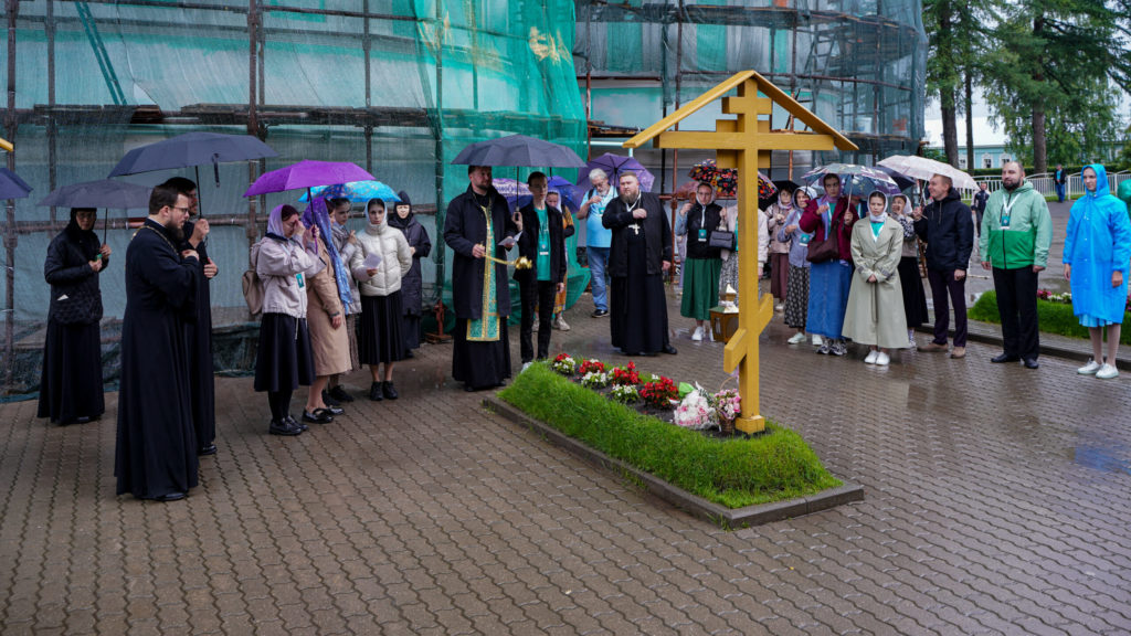 Участники форума «Наследие преподобного Серафима Саровского как основа жертвенного служения» помолились на панихиде по первой игумении Дивеевского монастыря