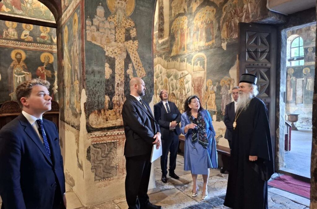 Специјални изасланик Велике Британије Карен Пирс у посети манастиру Грачаница