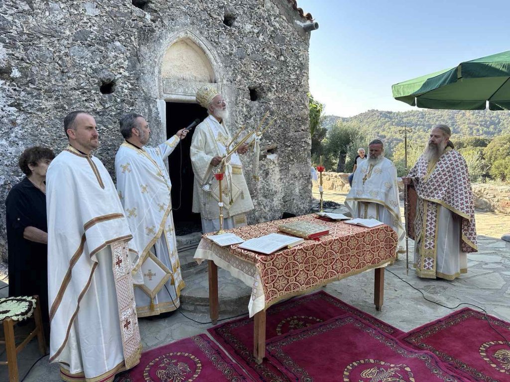 Ο Μητροπολίτης Αρκαλοχωρίου στον πανηγυρίζοντα Ιερό Ναό Αγίας Άννης στον Πεύκο Βιάννου