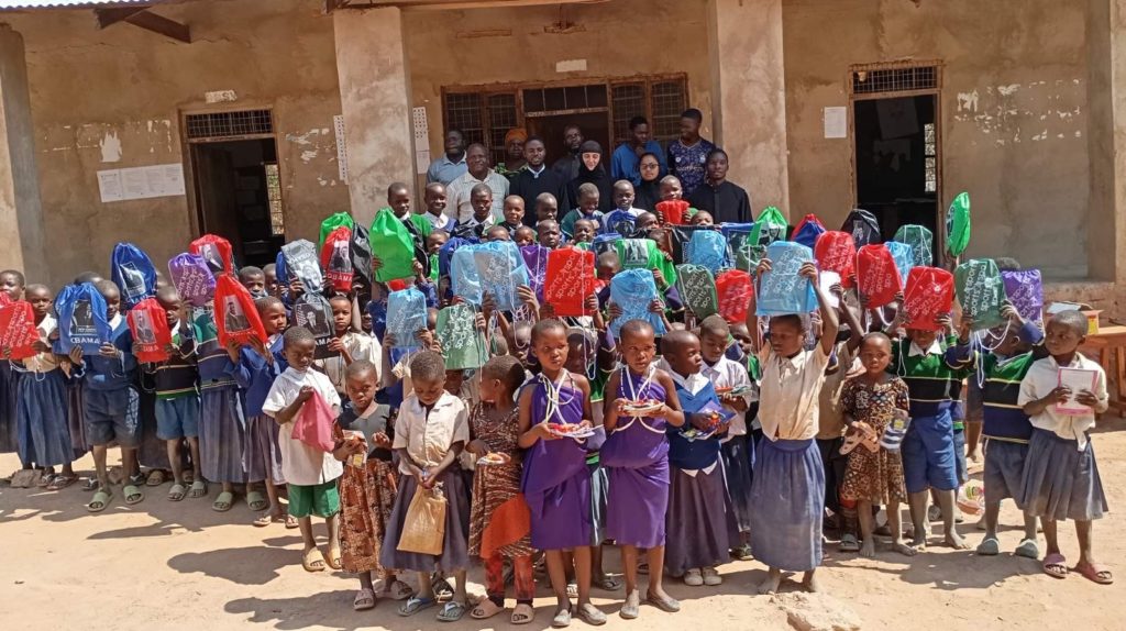 Επίσκεψη Ιερέων και Μοναχών της Επισκοπή Αρούσας σε δημοτικό σχολείο στο Μκόμπε της Τανζανίας