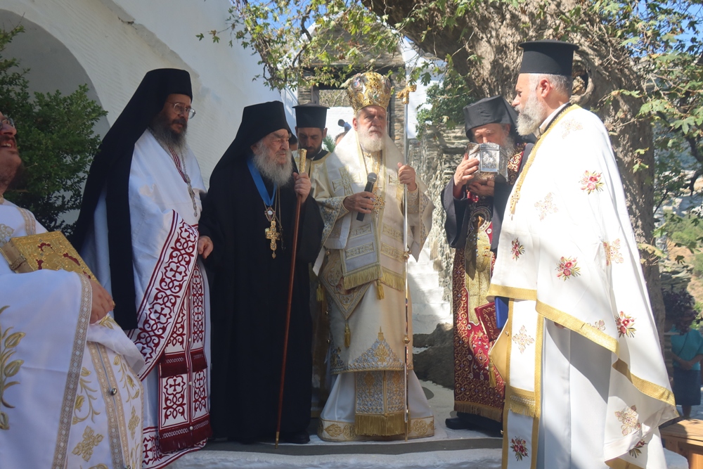 Πανδήμως οι Άνδριοι τίμησαν την μνήμη του Αγίου Παντελεήμονος στην ομώνυμη Ιερά Μονή της Άνδρου