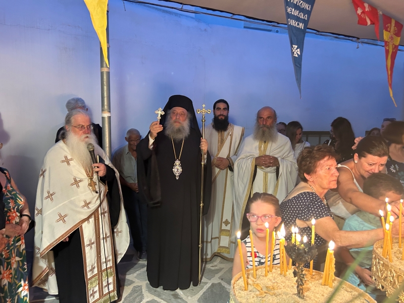 Ο Μητροπολίτης Παροναξίας στο Ιερό Παρεκκλήσιο Αγίας Άννης ομωνύμου περιοχής Νάξου