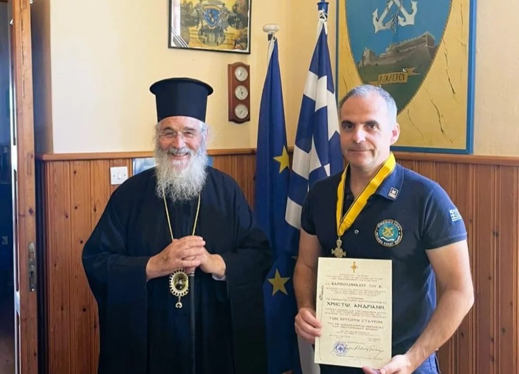 Τιμητική διάκριση στον αποχωρούντα Λιμενάρχη Λέρου από τον Μητροπολίτη Λέρου