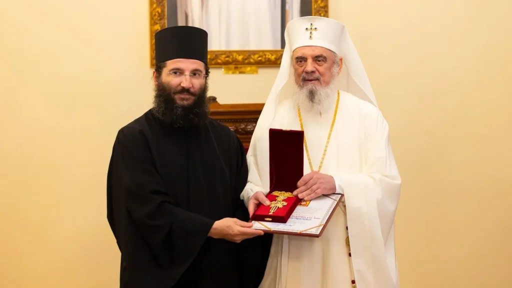 Delegația din Muntele Athos, care a adus moaștele Sf. Ioan Gură de Aur la București, a fost distinsă de Patriarhul Daniel