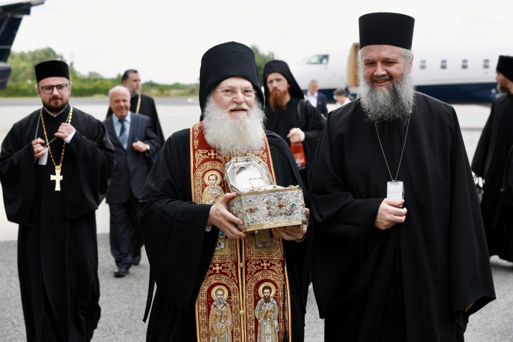 Η άφιξη της Τιμίας Κάρας του Αγίου Ιωάννου του Χρυσοστόμου στο αεροδρόμιο του Βουκουρεστίου (ΦΩΤΟ)