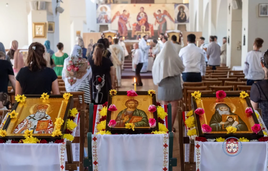 Sf. Sofronie de la Essex, cinstit de românii din Bedford: A te ruga pentru lume nu este o metaforă, ci o cruce