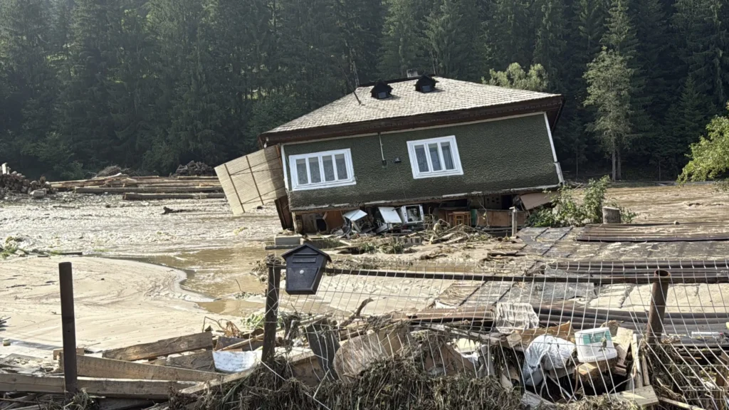 Arhiepiscopia Sucevei, solidară cu familiile afectate de inundații: A fost lansată o campanie de strângere de fonduri