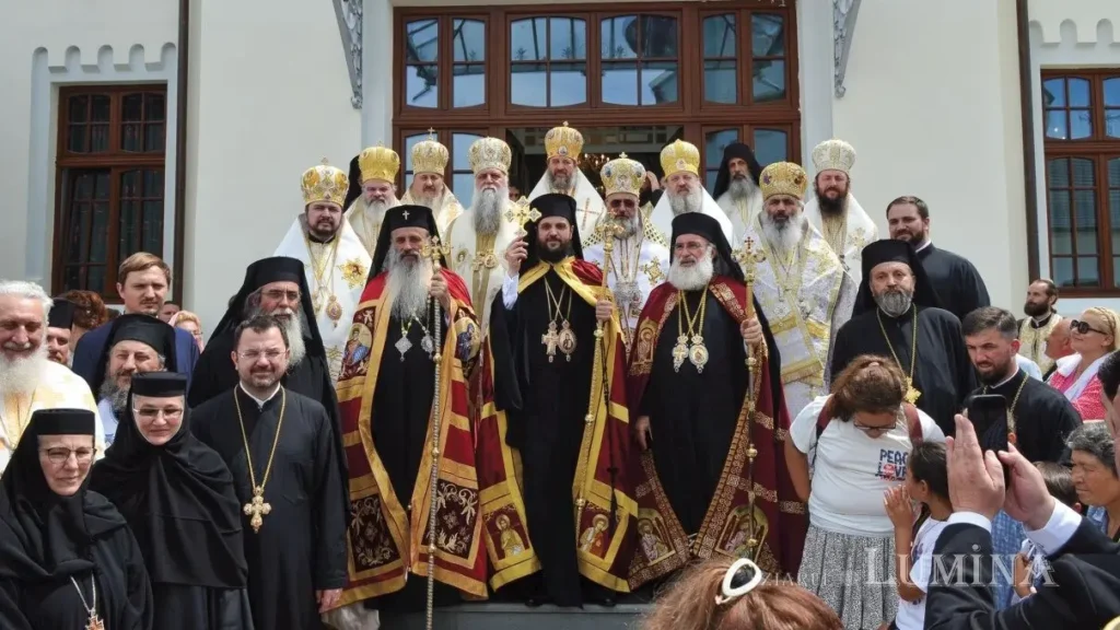 Peste 2.000 de persoane au participat la slujba de hirotonie a noului episcop vicar de la Roman