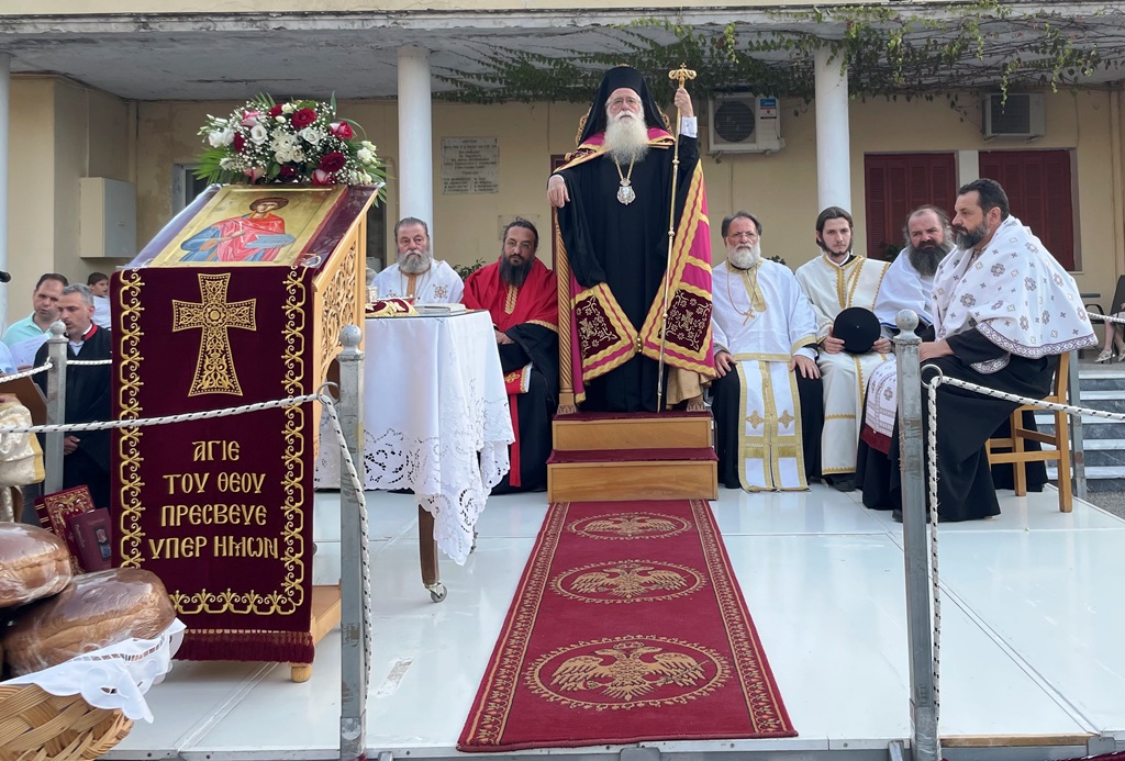 Ο Μητροπολίτης Δημητριάδος στον πανηγυρίζοντα Ιερό Ναό Αγίου Παντελεήμονος του Ορφανοτροφείου Βόλου