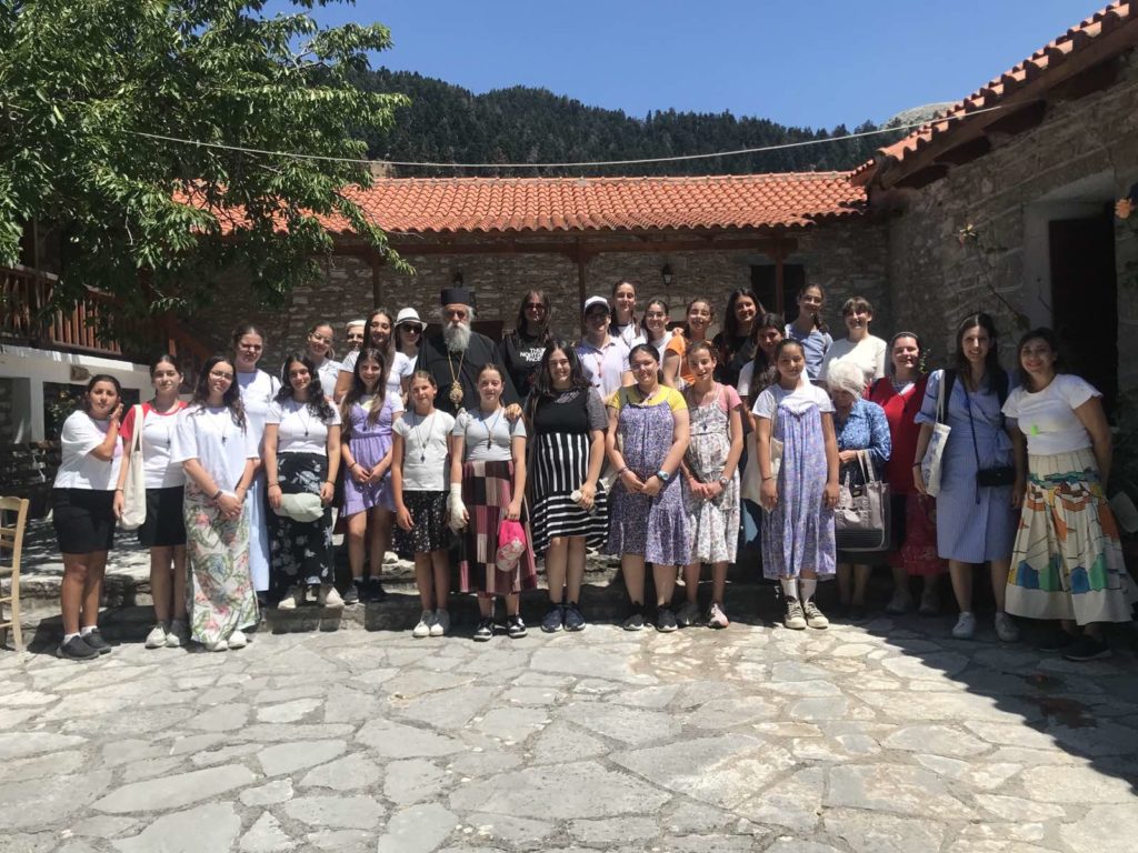 Επίσκεψη στον Μητροπολίτη Ηλείας από Κατασκηνώτριες στην Άνω Μονή Δίβρης