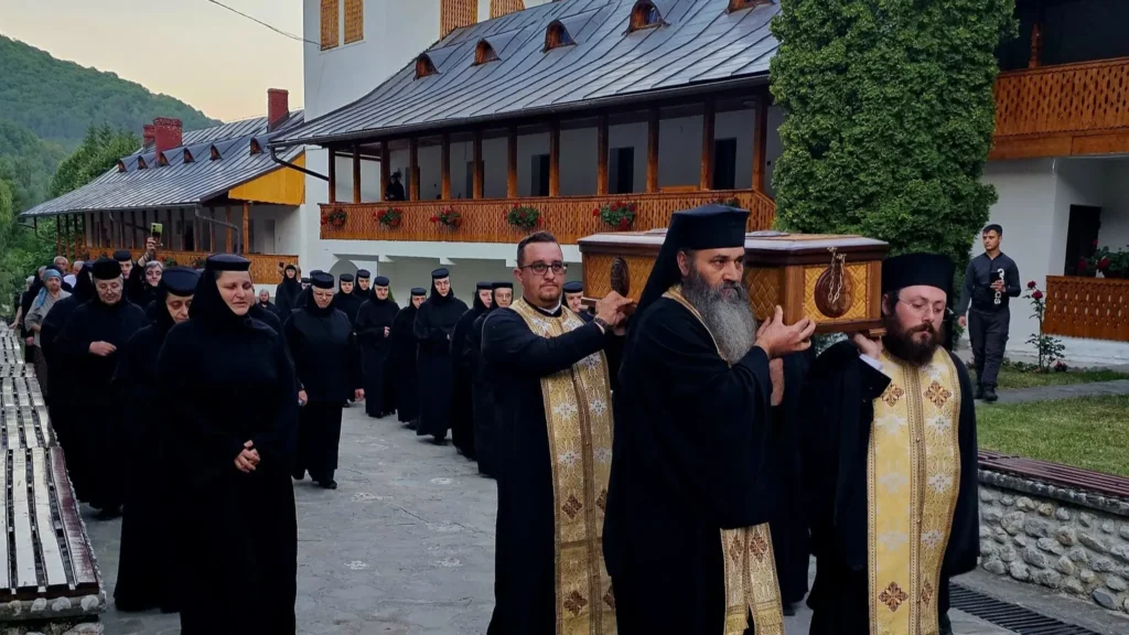 Moaștele Sf. Dometie cel Milostiv așezate în biserica Mănăstirii Râmeț înainte de proclamarea locală a canonizării