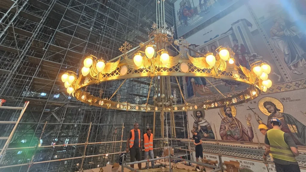 În imagini: La Catedrala Națională a început montarea candelabrelor
