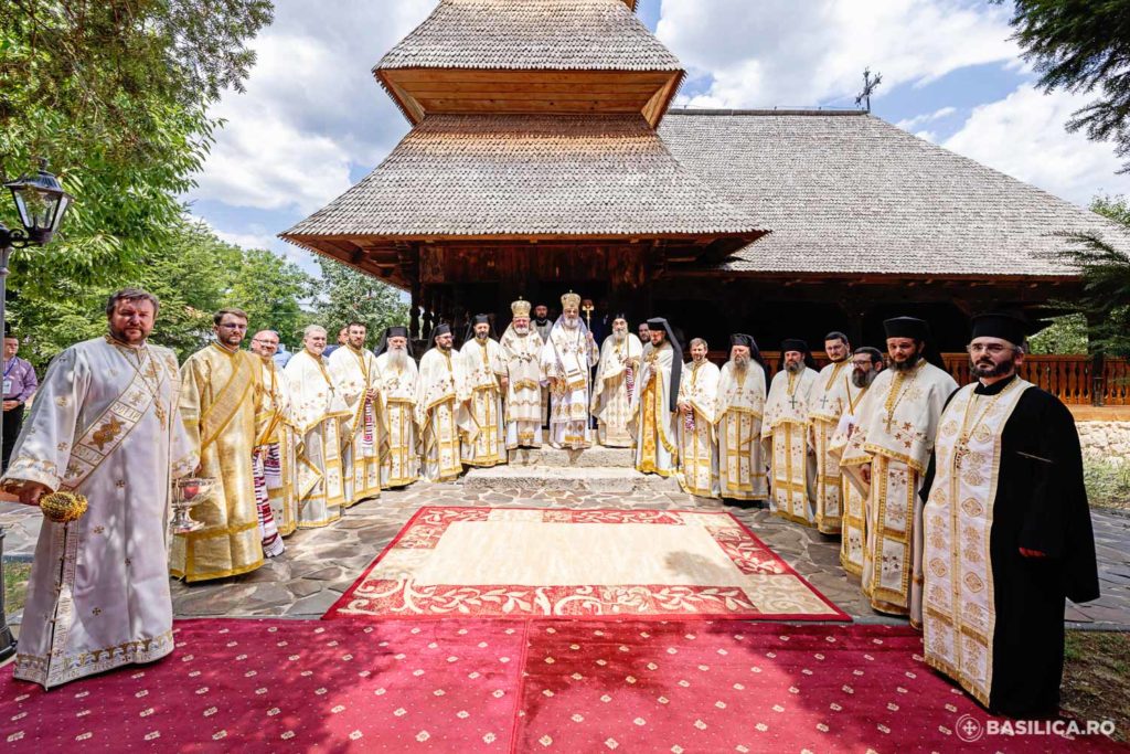 Patriarhul Daniel a resfințit biserica de lemn de la Mănăstirea „Sfânta Maria”‑ Urlați, Prahova