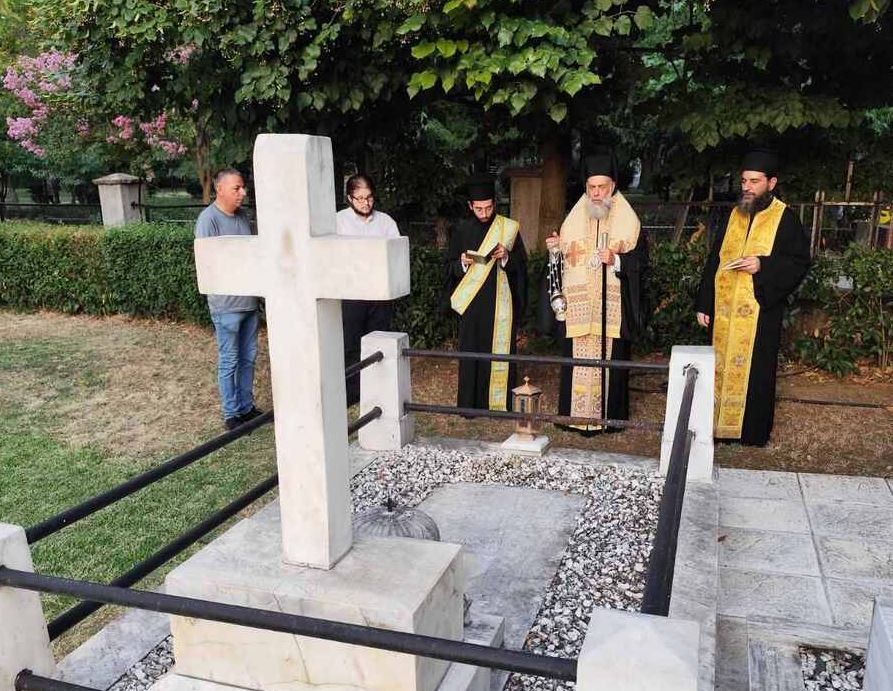 Τρισάγιο στον τάφο του Μητροπολίτη πρώην Θεσσαλιώτιδος και Φαναριοφερσάλων κυρού Ιεζεκιήλ
