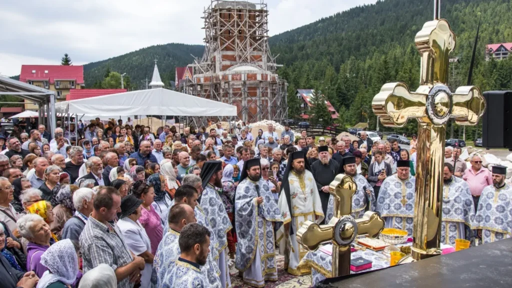 Starețul Mănăstirii Izbuc a sfințit crucile care vor fi înălțate pe noua biserică a Schitului Vârtop