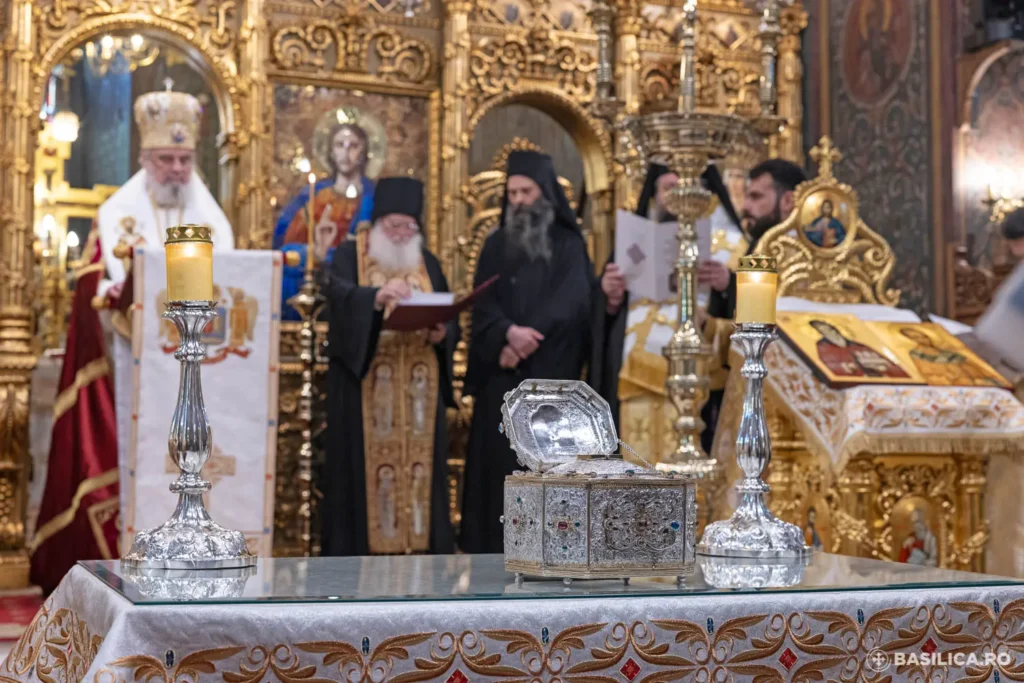 În imagini: Cinstitul cap al Sfântului Ioan Gură de Aur, întâmpinat de Patriarhul României