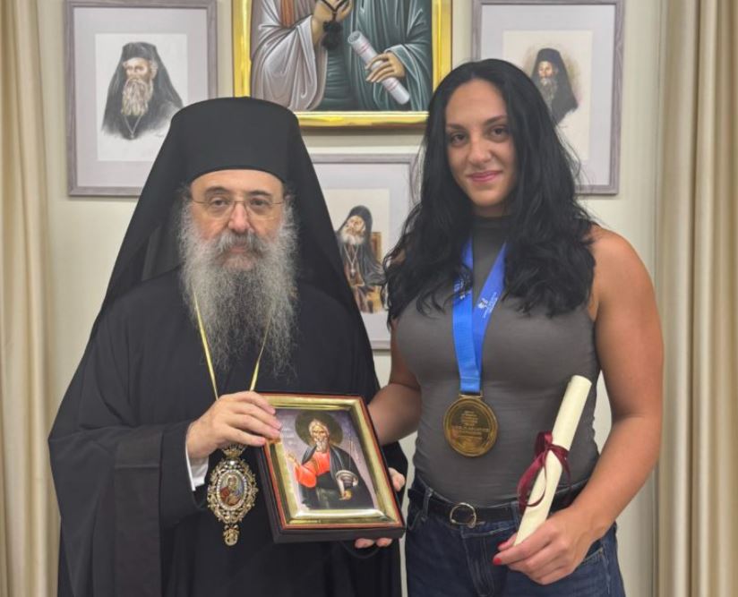 Ο Μητροπολίτης Πατρών τίμησε την Πατρινιά Χρυσή Πρωταθλήτρια Πόλο, Ντένια Κουρέτα