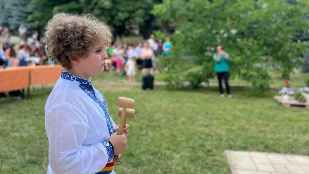 Tinerii din Iași s-au întrecut în a bate toaca la Mănăstirea Bucium