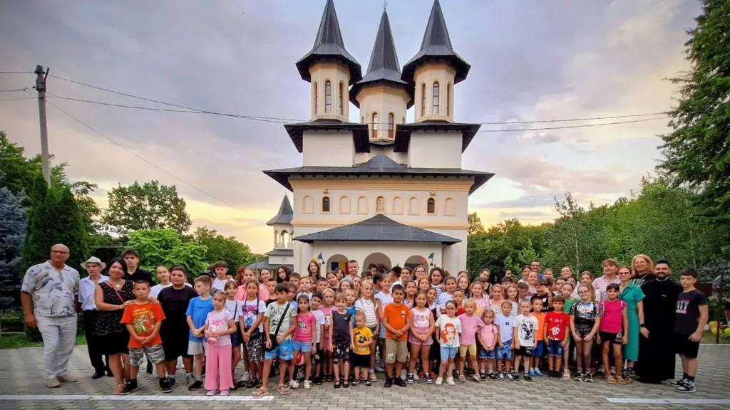 O sută de copii din Galați au participat la o serie de activități recreative și educative la Mănăstirea Toflea
