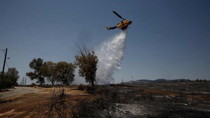 Ισχυρές πυροσβεστικές δυνάμεις συνεχίζουν να επιχειρούν σε όλα τα πεδία των πυρκαγιών