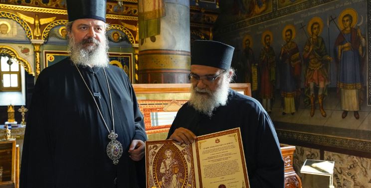 Епископ Исихије даривао мошти Преподобног Јустина Ћелијског Митрополији тамасоској