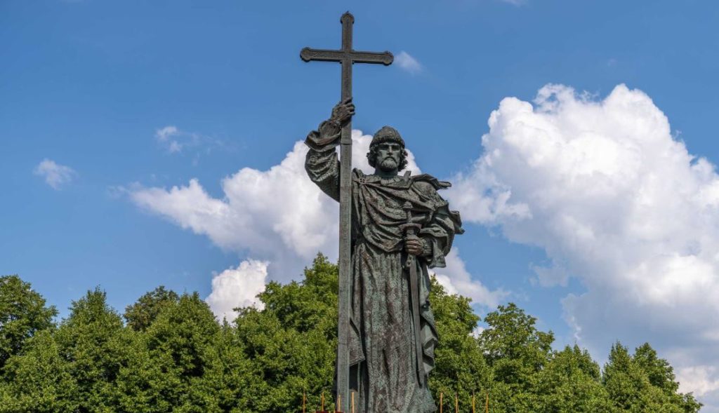 В День Крещения Руси Предстоятель Русской Церкви совершил торжественный молебен у памятника равноапостольному князю Владимиру на Боровицкой площади в Москве