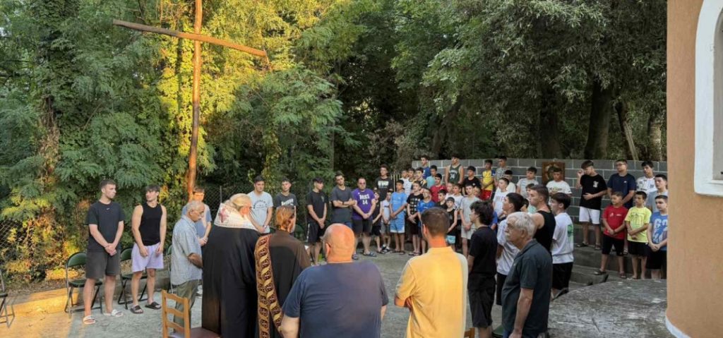 Τις κατασκηνώσεις της Χριστιανικής Εστίας Λάρισας επισκέφθηκε ο Μητροπολίτης Ιερώνυμος