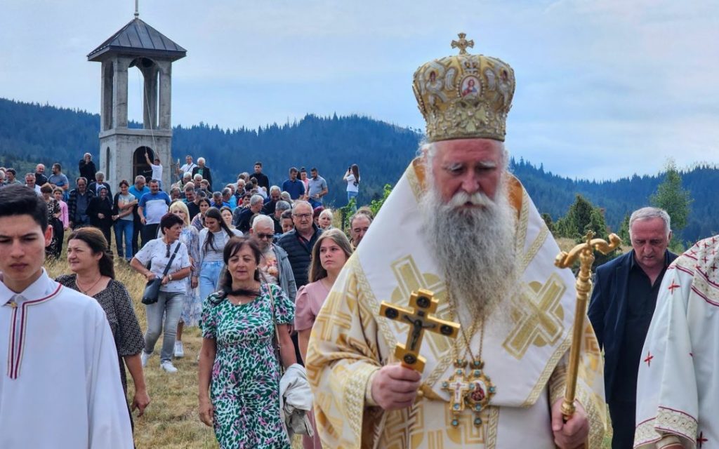 Митрополит Јоаникије служио Литургију и освештао звона у цркви Полагања ризе Пресвете Богородице у Прошћенским Жарима код Мојковца
