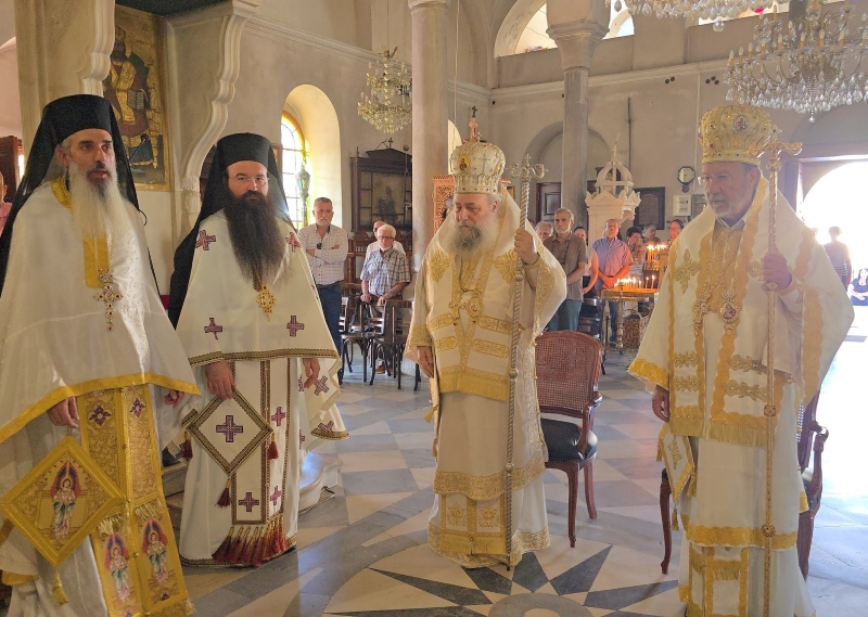 Αρχιερατικό Συλλείτουργο στις Λεύκες της Πάρου