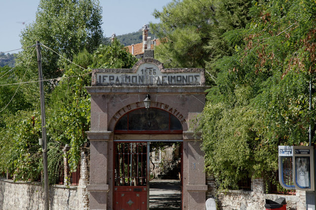 Μυτιλήνη: Οριοθετήθηκε η πυρκαγιά κοντά στη Μονή Λειμώνος