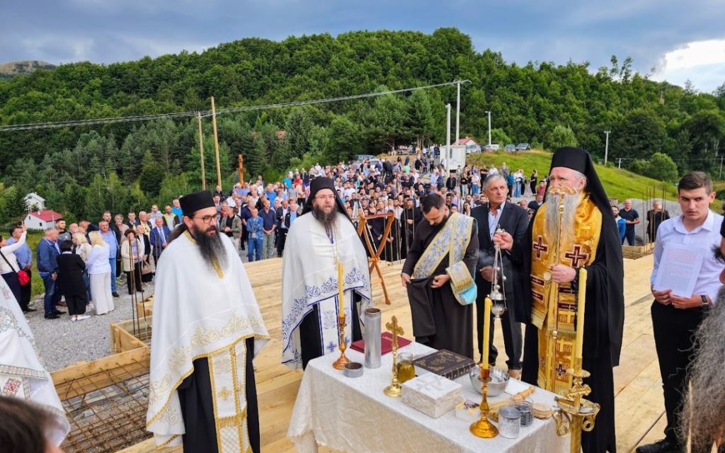 Митрополит Јоаникије освештао темеље цркве на Веруши, посвећене Светом Стефану Високом