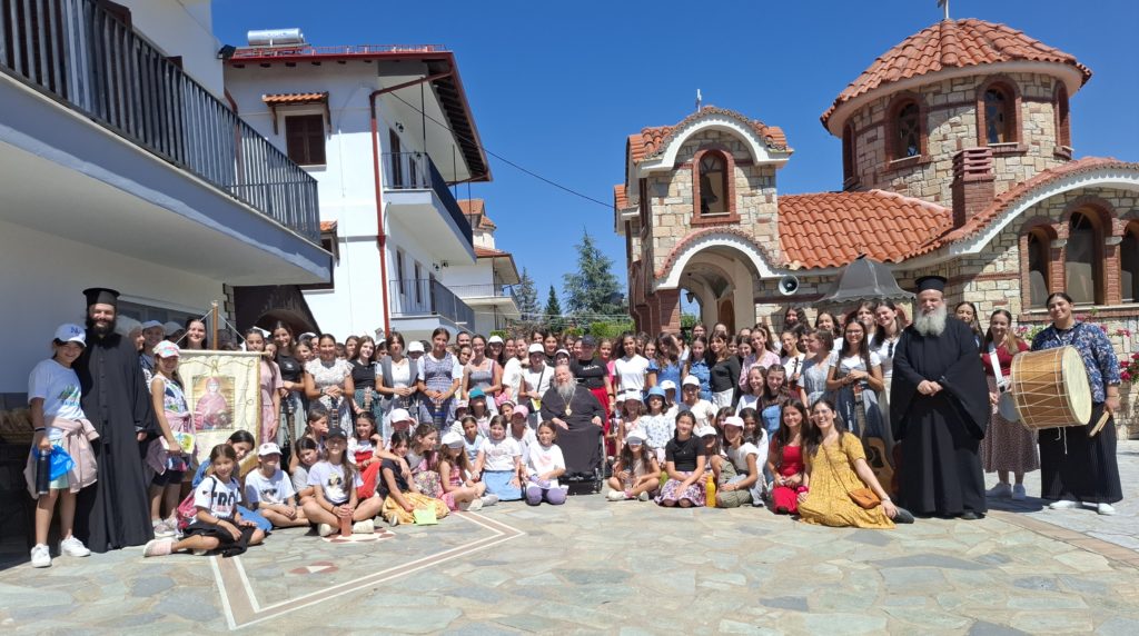 Οι κατασκηνωτές της Μητρόπολης Καλαμαριάς στον πρώην Μητροπολίτη Φλωρίνης Θεόκλητο