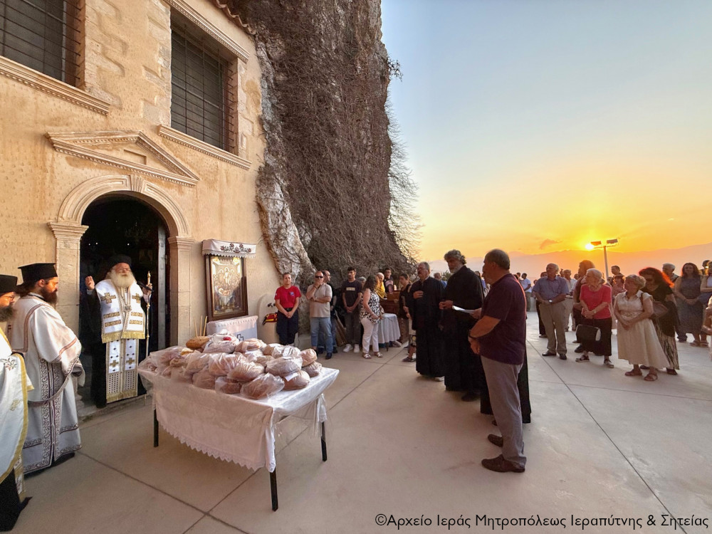Eσπερινός προερτίων Κοιμήσεως της Θεοτόκου και τελευταία Παράκληση στην Ιερά Μονή Παναγίας Φανερωμένης Ιεράπετρας