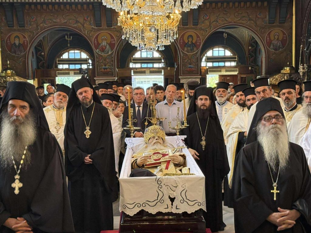 Σε λαϊκό προσκύνημα το σκήνωμα του μακαριστού Μητροπολίτη Κορίνθου Διονυσίου – Το πρωί του Σαββάτου η Εξόδιος Ακολουθία