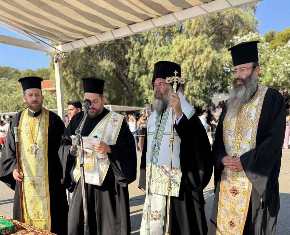 Ο Μητροπολίτης Ρεθύμνης δεόμενος υπέρ του φιλοχρίστου στρατού