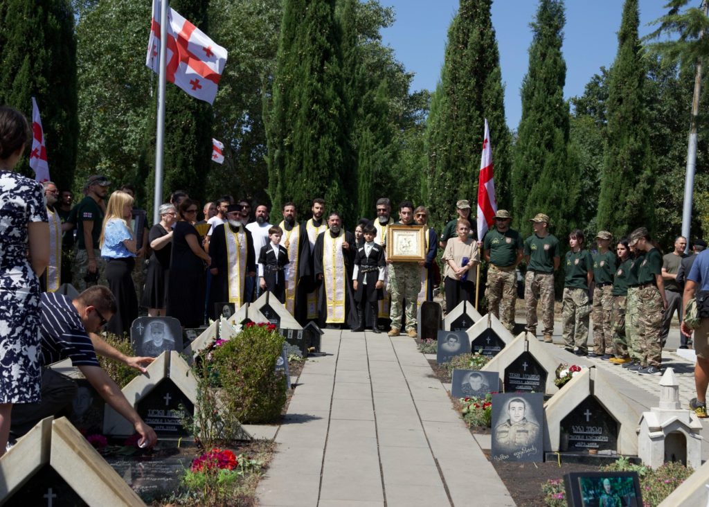 მუხათგვერდის ძმათა სასაფლაოზე აგვისტოს ომში დაღუპულებს პატივი მიაგეს